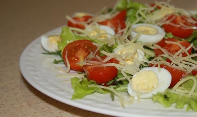 Салат с рукколой и помидорами и перепелиными яйцами