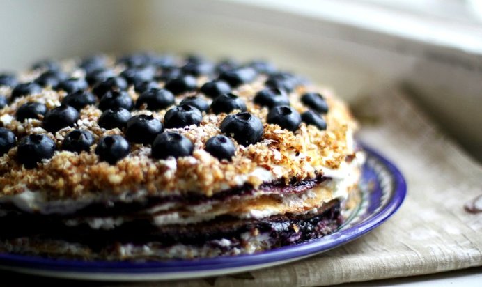 Блинный торт с творогом и черникой