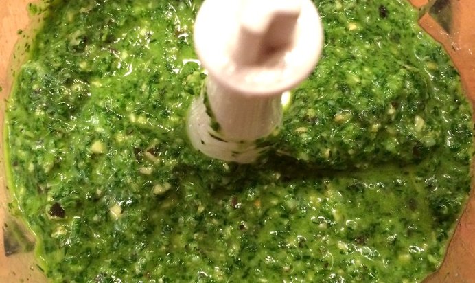 Укропное песто с тыквенными семечками