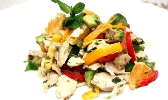 Куриный салат со сладким перцем и авокадо