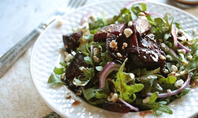 Салат с говядиной, свеклой и рукколой