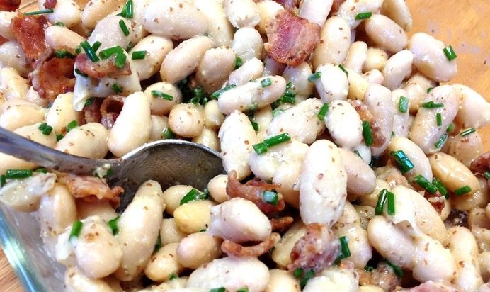 Салат с фасолью и беконом