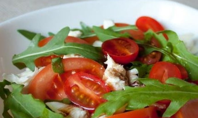 Моцарелла с помидорами