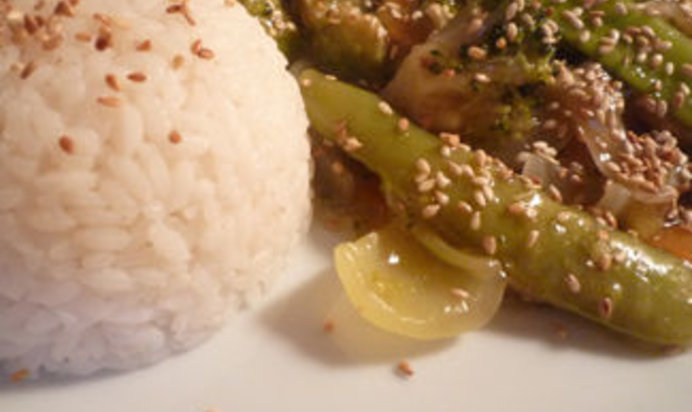 Овощное рагу со стручковым горошком в азиатском стиле