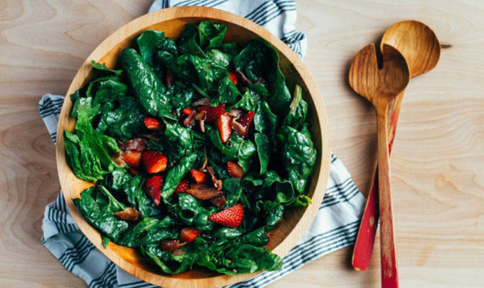 Салат из клубники и шпината