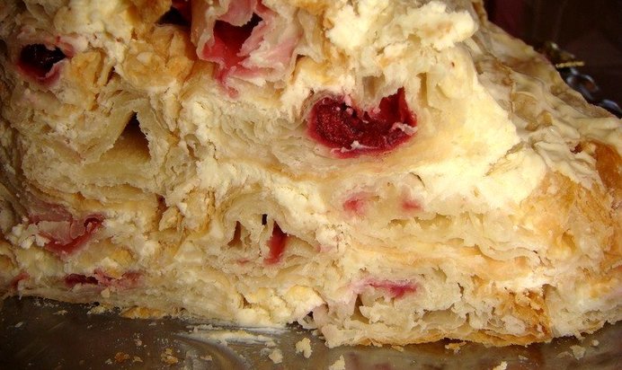 Торт из слоеных трубочек с вишней