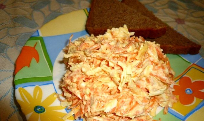 Салат из колбасного сыра и моркови