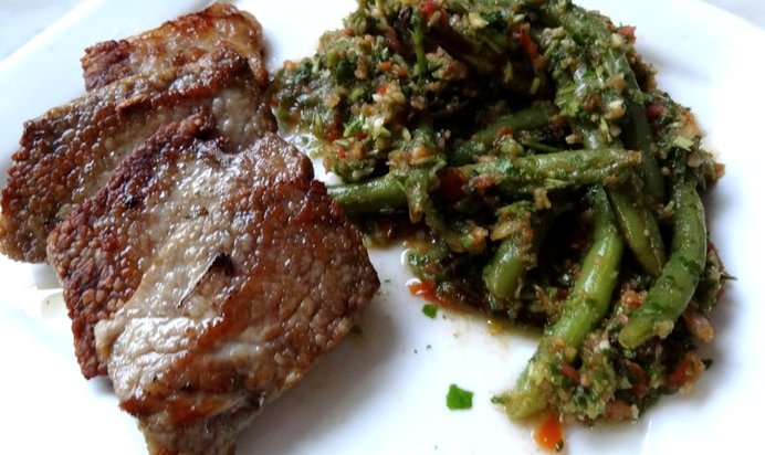 Жареное вымя с теплым салатом из зеленой фасоли