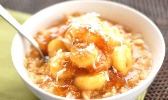 Овсяная каша с бананом и инжирно-карамельным соусом
