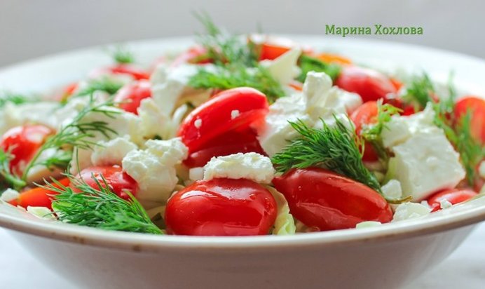 Овощной салат с мягким сыром