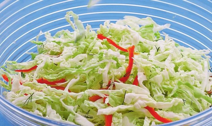 Салат из капусты с горчицей, хреном и табаско