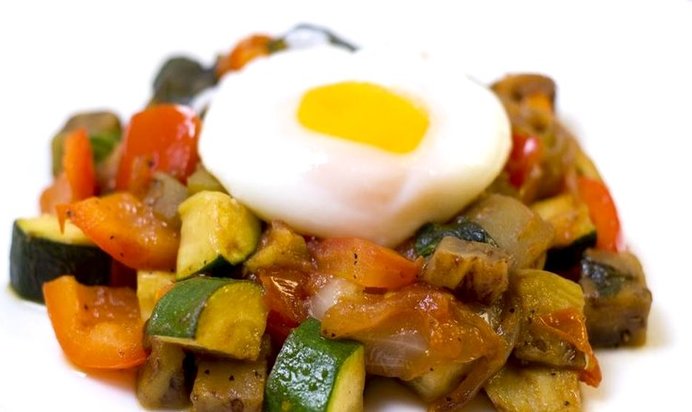 Рататуй с яйцом