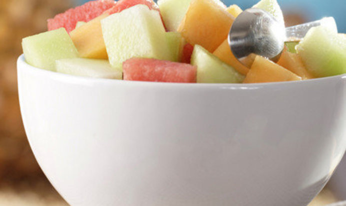 Салат из арбуза, огурца и груши с творожным сыром