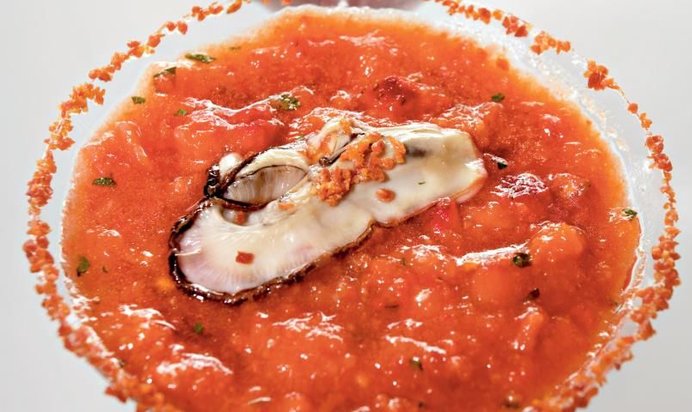 Клубничный гаспачо с устрицей и пылью из хамона