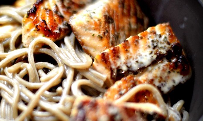 Гречневая лапша (соба) с красной рыбой в сырном соусе