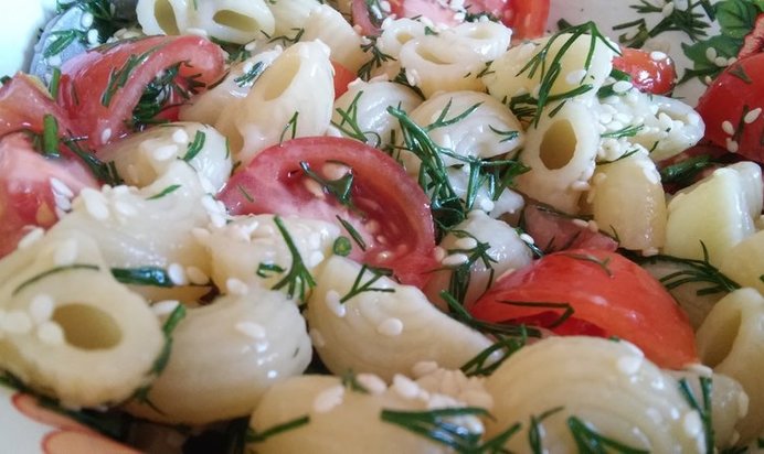 Салат с курицей, сельдереем и яблоком