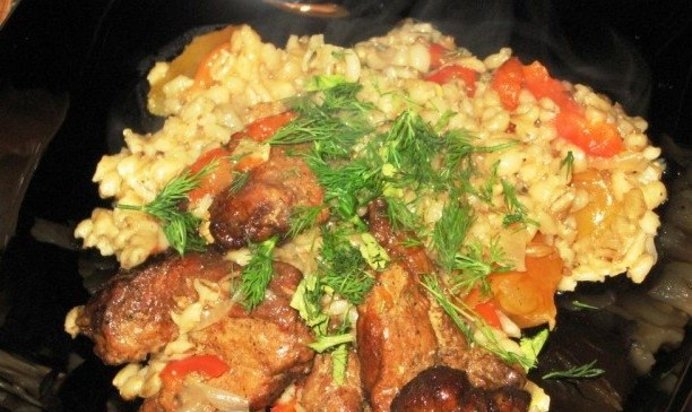 Перловка в горшочке с курицей