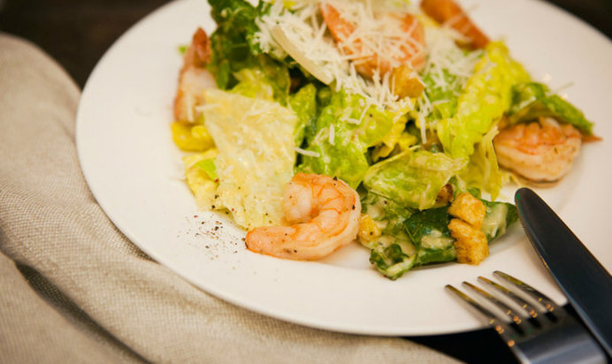 Салат Цезарь с креветками