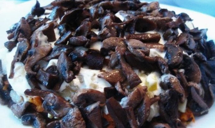 Слоеный салат с сельдью и грибами