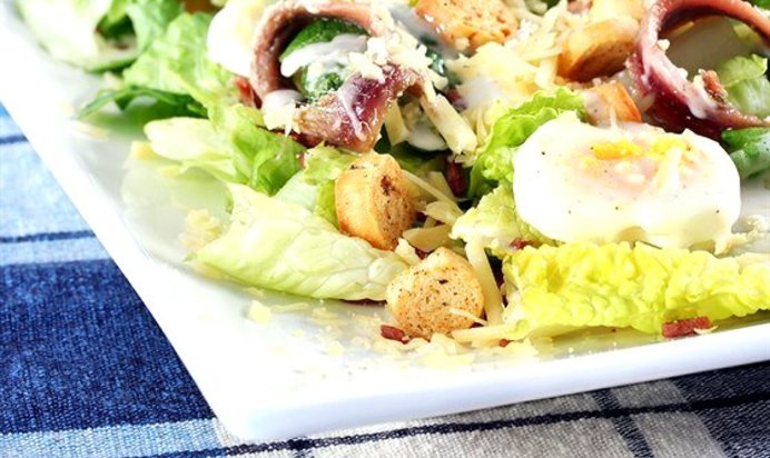 Салат «Цезарь» с анчоусным майонезом