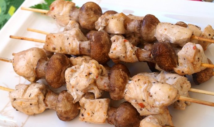 Шашлык из курицы с шампиньонами на шпажках