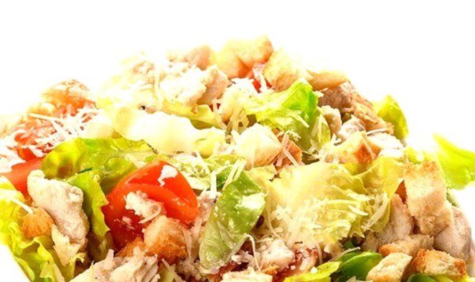 Салат «Цезарь» с чесночными сухариками