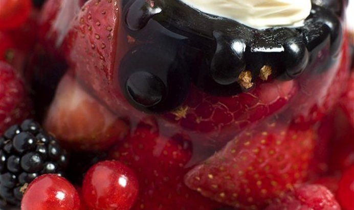 Ягоды в желе из шампанского