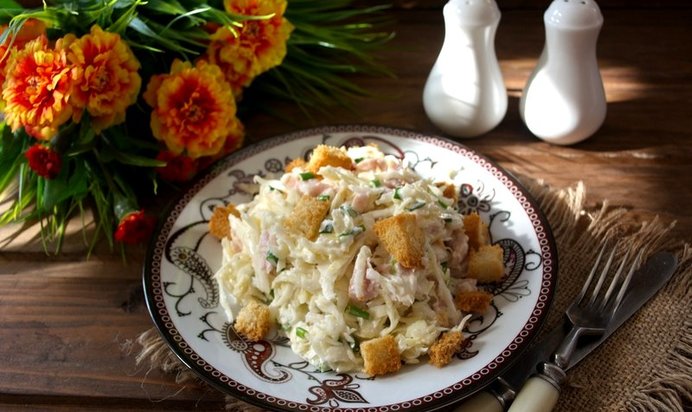 Салат удачный с сухариками