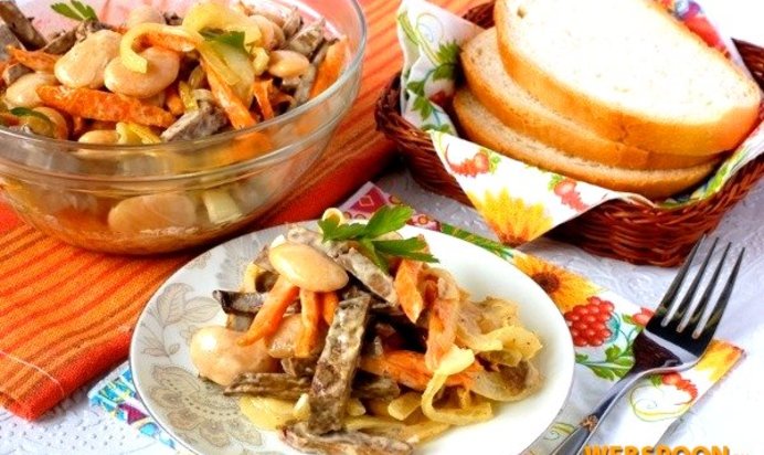 Салат с фасолью и печенью