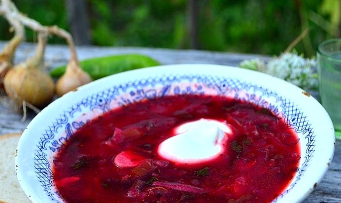 Борщ в казане на костре