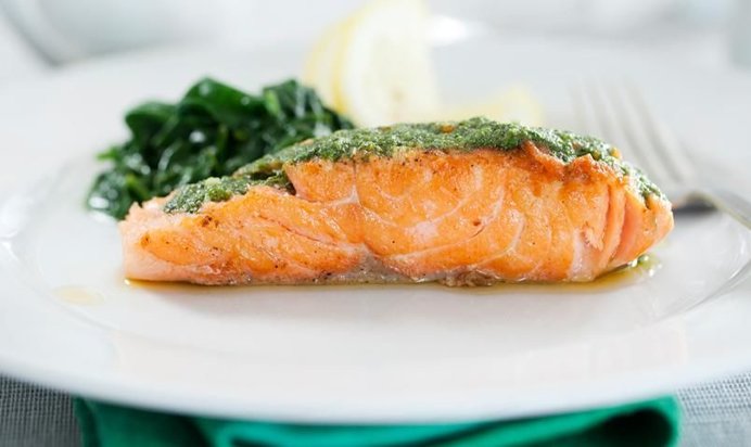 Семга под соусом песто со шпинатом