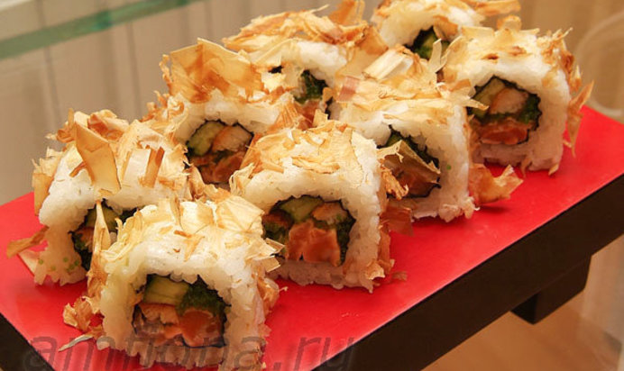 Ролл в стружке тунца Бонито