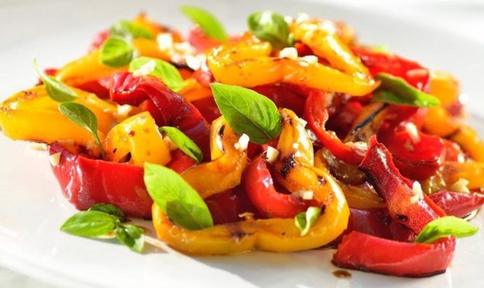 Салат из запеченного перца на гриле