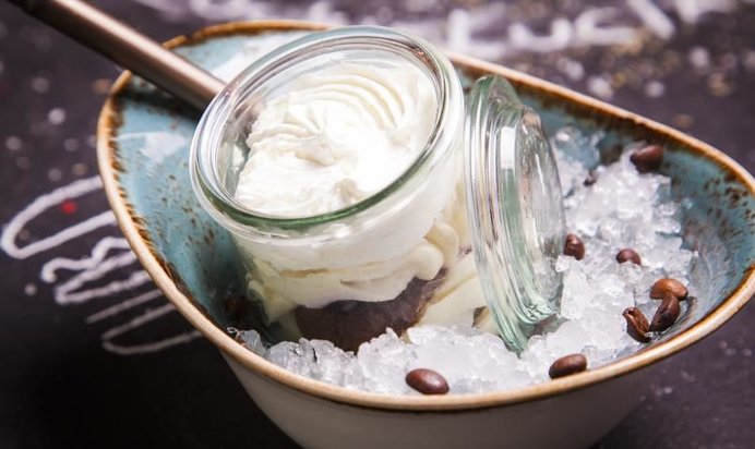 Овсяное тирамису с черничным джемом