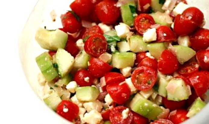 Греческий салат из помидоров черри