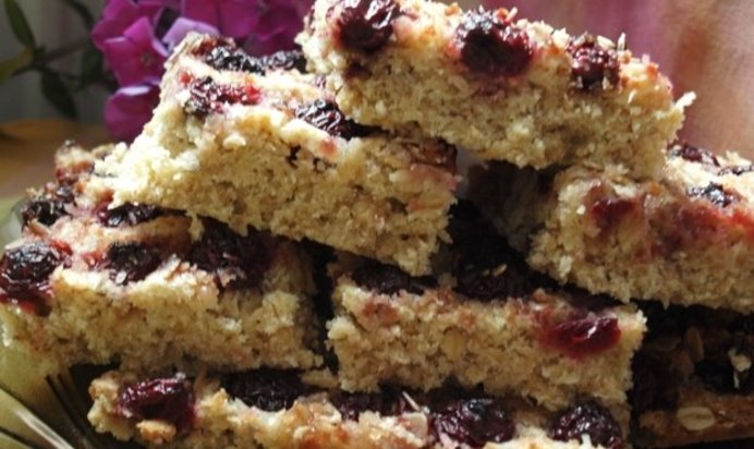 Пирог с вишней и овсяными хлопьями