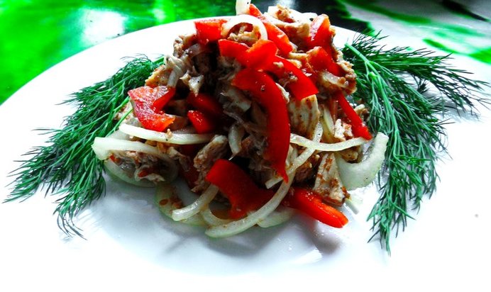 Острый салат с курицей и болгарским перцем