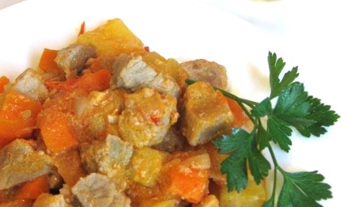 Гуляш с кабачками