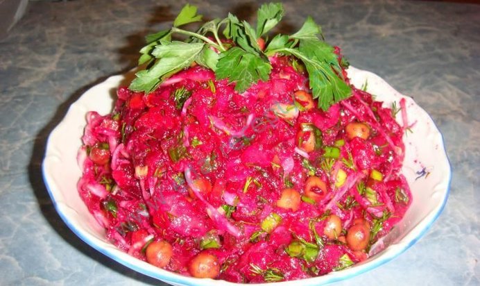 Классический винегрет: свекла квашенная капуста соленые огурцы