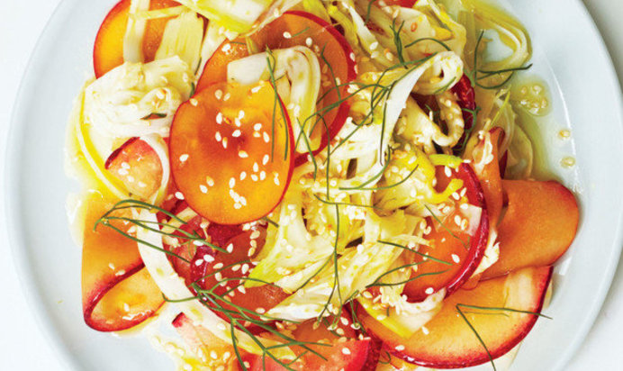 Салат из слив и фенхеля с медово-имбирной заправкой