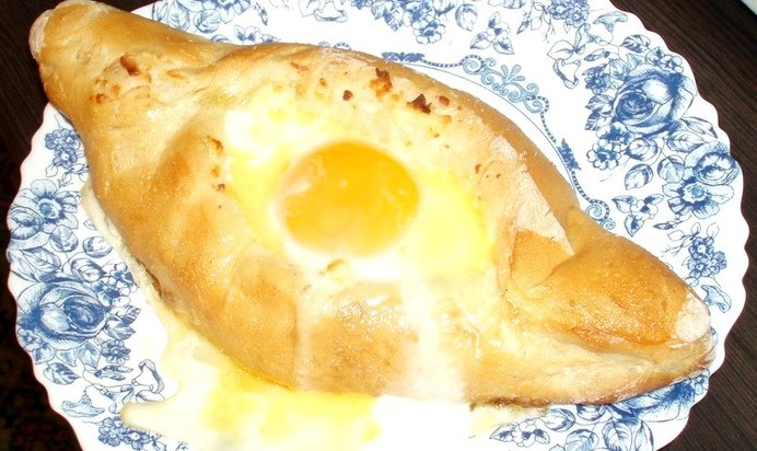Хачапури с яйцом и сыром