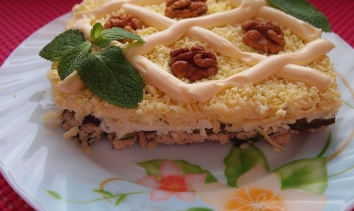 Слоеный салат с мясом