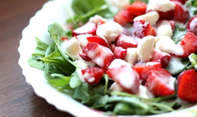 Нежный салат с клубникой и шпинатом