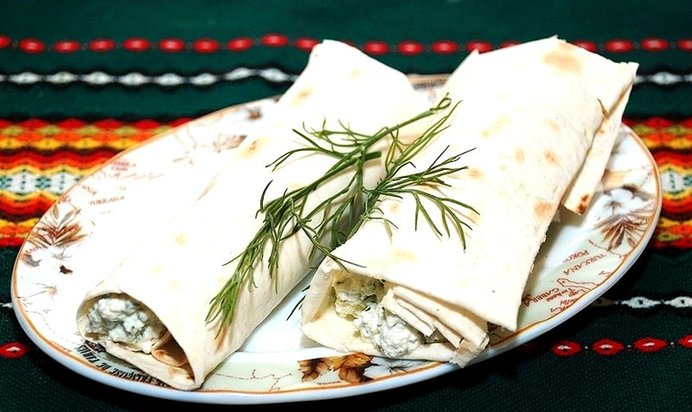 Лаваш с творогом и чесноком