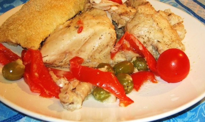 Салат с курицей, капустой и сыром